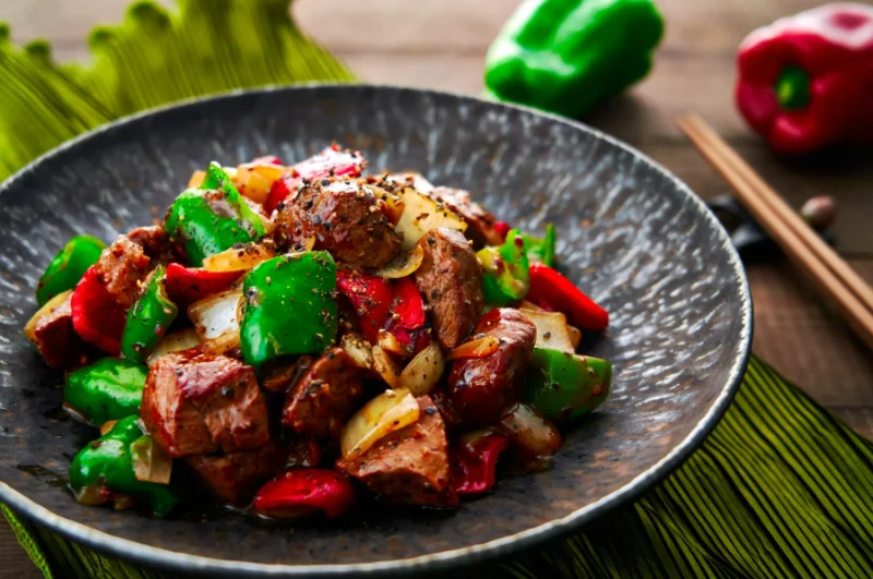 Đĩa bò xào tiêu đen thơm ngon, đậm đà hương vị hấp dẫn