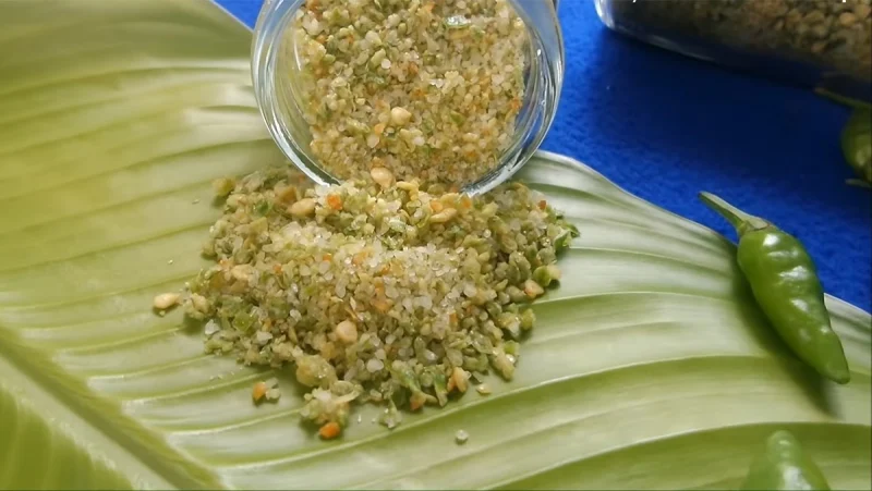 Muối tiêu xanh cay nồng thơm ngon được trình bày đẹp mắt trên lá chuối