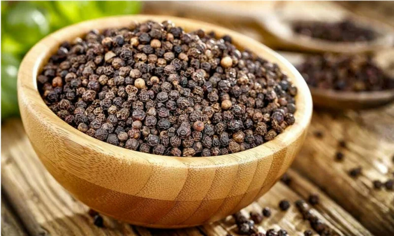 Bát hạt tiêu đen tự nhiên dùng trong chế biến món ăn gia đình